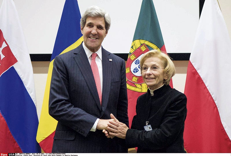 Junto al secretario de Estado norteame-ricano, John Kerry, en una reunión de la OTAN en (2013).