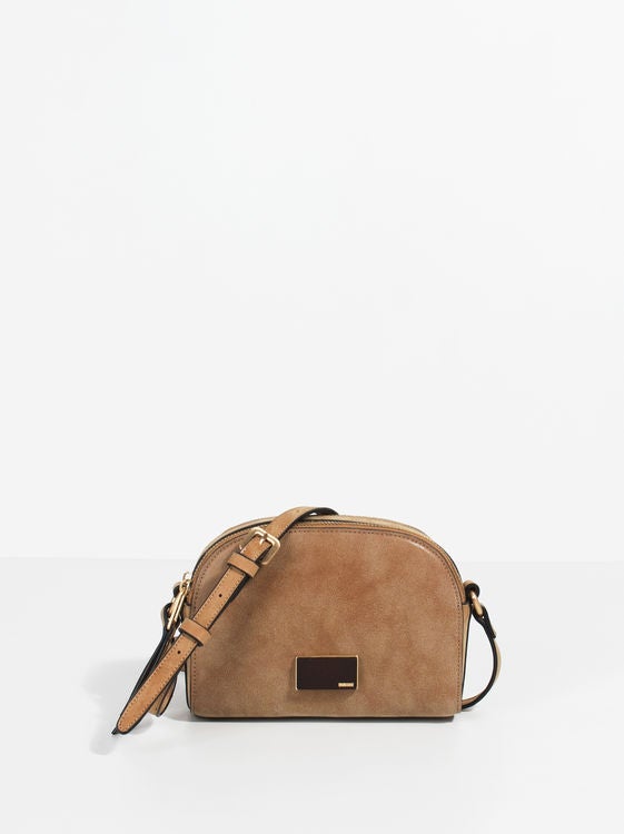 Bandolera de ante en color camel de Parfois: 14,99 euros.