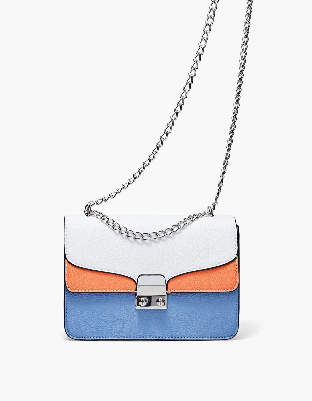 Bandolera tricolor, con cadena de Stradivarius: 12,99 euros.