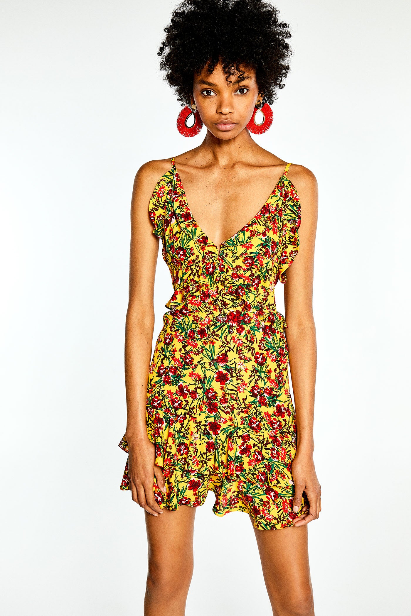 Vestido de tirantes de flores de Sfera: 19,99 euros.