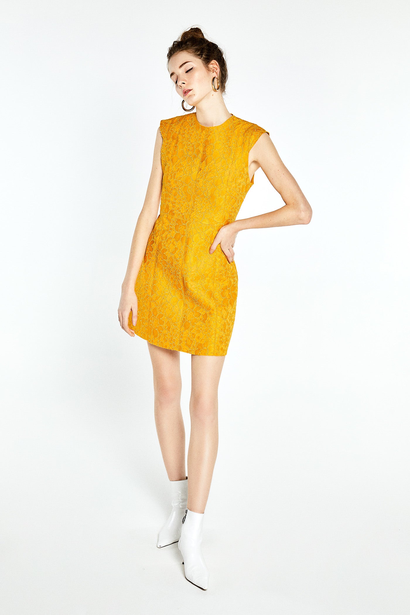 Vestido de encaje en color mostaza, de Sfera: 19,99 euros.