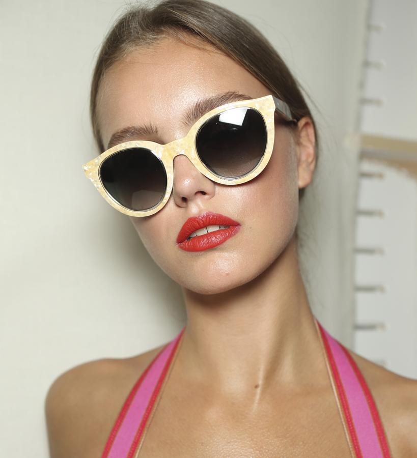 El color rojo es como poner una lupa en tus labios. Atraerá las miradas, pero también puede poner de manifiesto pequeños defectos. Por ello, es el momento de tener los labios más cuidados que nunca y que no se vean pellejitos o diminutas heridas. Lo mejor para ello es mantenerlo correctamente  hidratados . Si tienes tendencia a las peladuras, haz antes un  peeling y después aplica un  producto hidratante cada noche . Puedes comprar alguno en una perfumería o una farmacia o adquirir  manteca de karité . La  vaselina y los  aceites también servirán para hidratar esta delicada zona de tu rostro