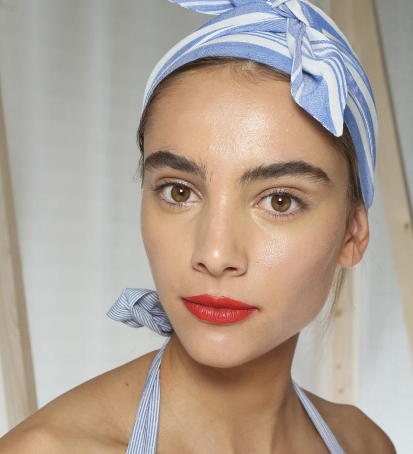 Tu boca será el foco de todas las miradas. No le boicotees su momento de gloria. Nada puede hacerle competencia desleal. Esto se traduce en que el resto de  maquillaje debería ser  bastante discreto , en especial el de los  ojos , para que la atención se concentre en tu boca. En el maquillaje, por regla general se apuesta por  destacar o los ojos o los labios . Así que opta por sombras de ojos que no sean muy fuertes. Menos es más.