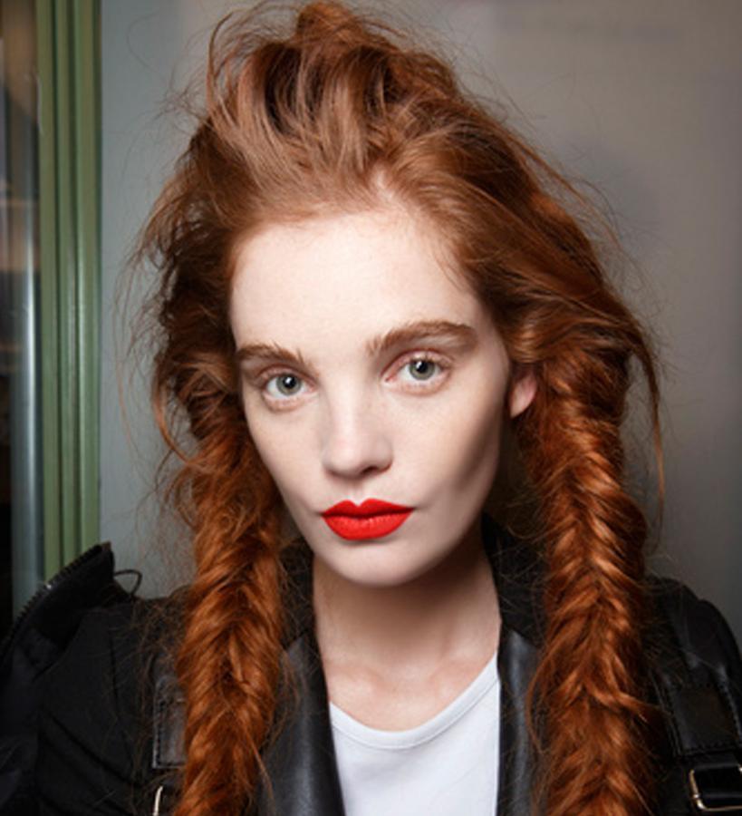 Antes de emplear el carmín deberás  delinear los labios , es decir, seguir su contorno. Si eres una maquilladora avanzad puedes  emplear pincel , pero para el resto de las mortales lo mejor será optar por un  lápiz , que sea del mismo color que el pintalabios que se vaya a emplear. Se puede  agrandar la boca , para que resulte más sensual, pero nunca por la comisura, o conseguirás un aspecto de payaso nada sensual. Puedes aprovechar el lápiz para dar algunos toques por el interior del labio, así conseguirás que el  color dure más y que resulte  más homogéneo .