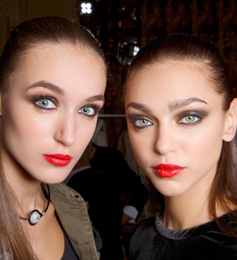 Puedes hacerlo de dos modos: directamente de la  barra de labios o a través de un  pincel . También puedes emplear ambas técnicas: aplicar pintalabios y después acabar de retocar con el pincel. Una vez hayas terminado,  besa un pañuelito de papel , para que se retire el excedente y quede un tono perfecto.