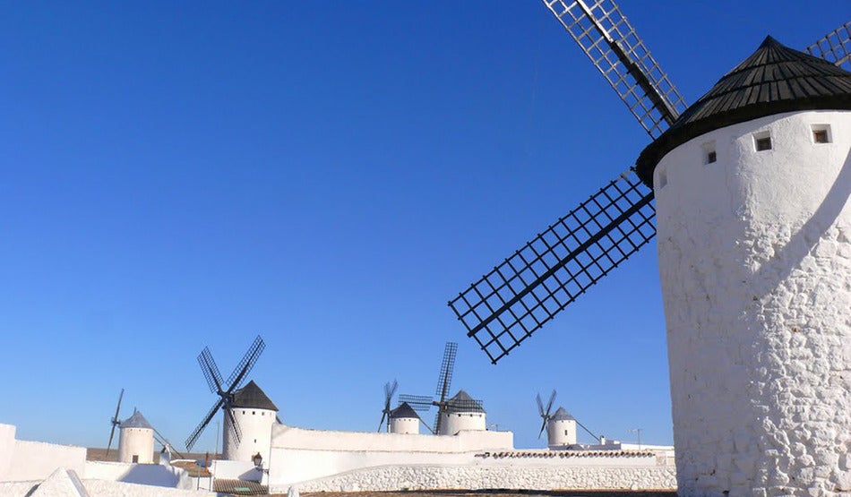 Campo de Criptana (Ciudad Real): Campo de Criptana es uno de los pueblos manchegos que más te acercan a la fabulosa historia del Quijote. Sus 10 molinos de viento, perfectamente conservados, de los cuales 3 datan del siglo XVI, son un paisaje único y especial que te transportará dentro de una de las historias de ficción más atractivas de la literatura. Además del la imagen pintoresca, se pueden visitar y el casco antiguo del pueblo permite conocer cómo es realmente el típico pueblo manchego.