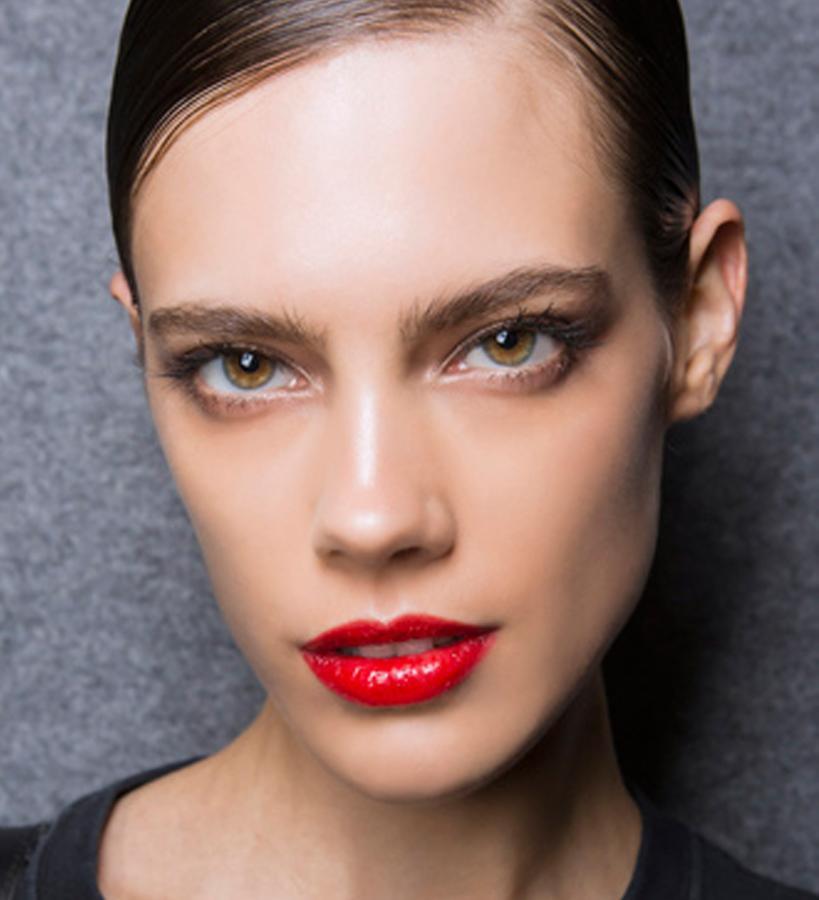 El empleo del  gloss es la duda shakesperiana de los maquilladores. En general, es mejor que no lo emplees, sobre todo si apuestas por un  rojo tipo valentino y tienes los labios bastante carnosos.  El brillo vulgarizará el efecto que anhelas conseguir. Sin embargo, si apuestas por un color que contenga alguna  tonalidad un poco rosada o no tienes los labios muy gruesos, puedes darle  un toque de gloss . Pero únicamente un toque, para realzar el color.