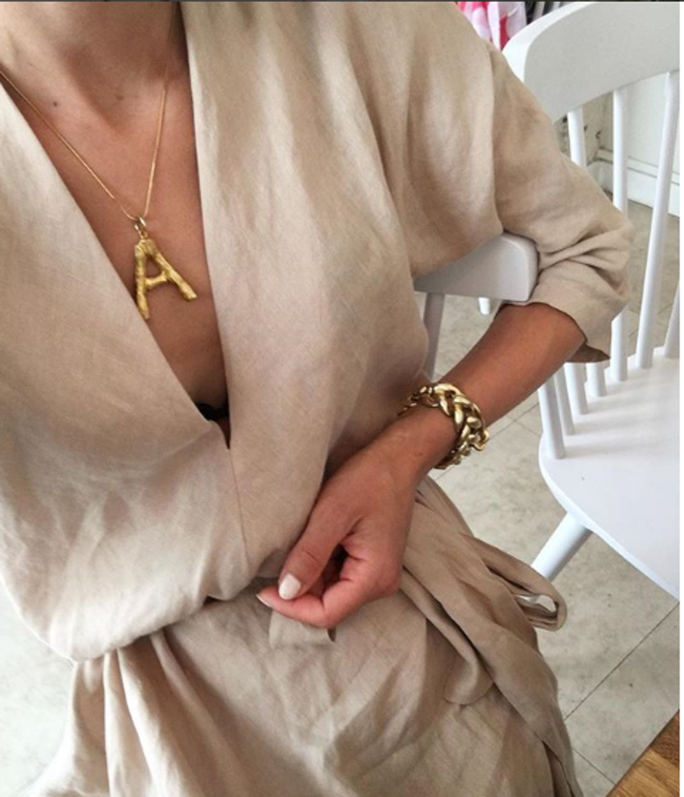 Annaa Borisovna es una de las mayores fans de la inicial. En su caso, de la letra A, que en esta foto combina con un vestido de Zara.