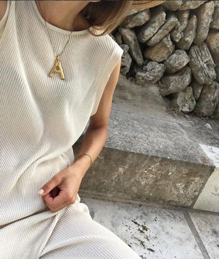 Annaa Borisovna con el colgante Alphabet de Céline.