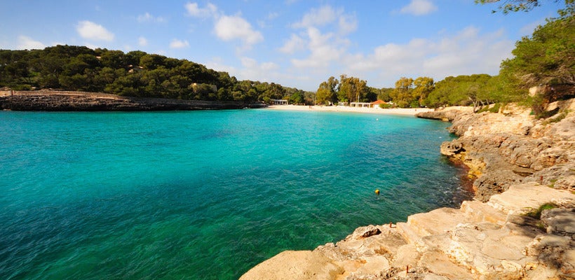 La Cala Mondragó es una de las menos transcurridas de Mallorca. Su paisaje agreste rodeado de pinos y vegetación es una maravilla.