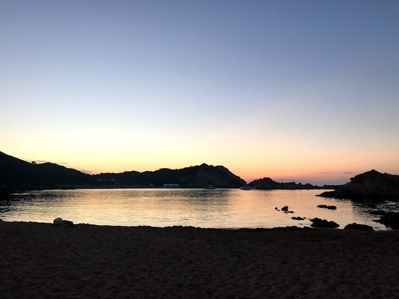 Cala Pregonda (Menorca). Es una de las zonas protegidas dentro de las Áreas Naturales de Especial Interés de la isla. Sus islotes en medio del mar se reflejarán al atardecer en las aguas turquesas. Es una zona virgen y salvaje, por lo que no encontrarás ningún tipo de servicio en ella, su único acceso es a pie. Es diferente al resto, su arena rojiza el da un toque muy especial, casi volcánico.
