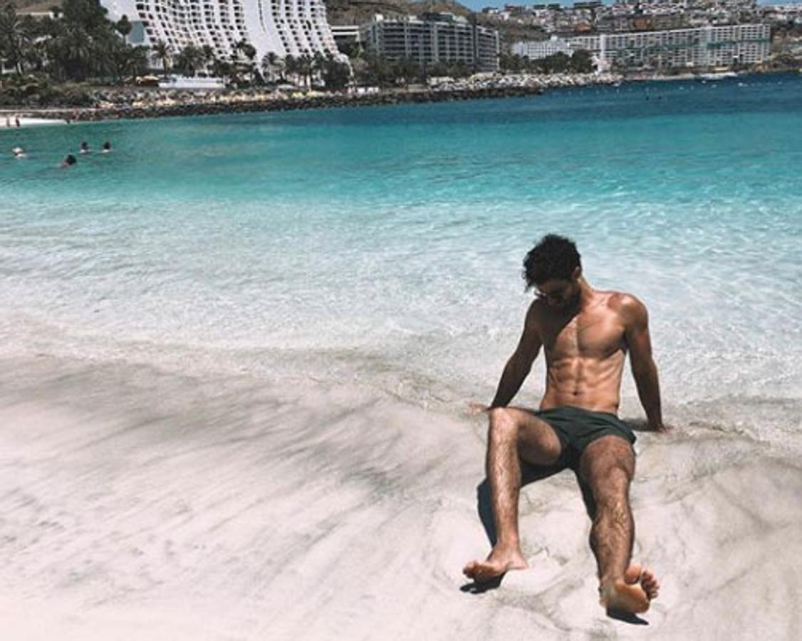 El modelo ha posado así de sensual durante sus vacaciones en Canarias. Antes de esas posó también en Ibiza.