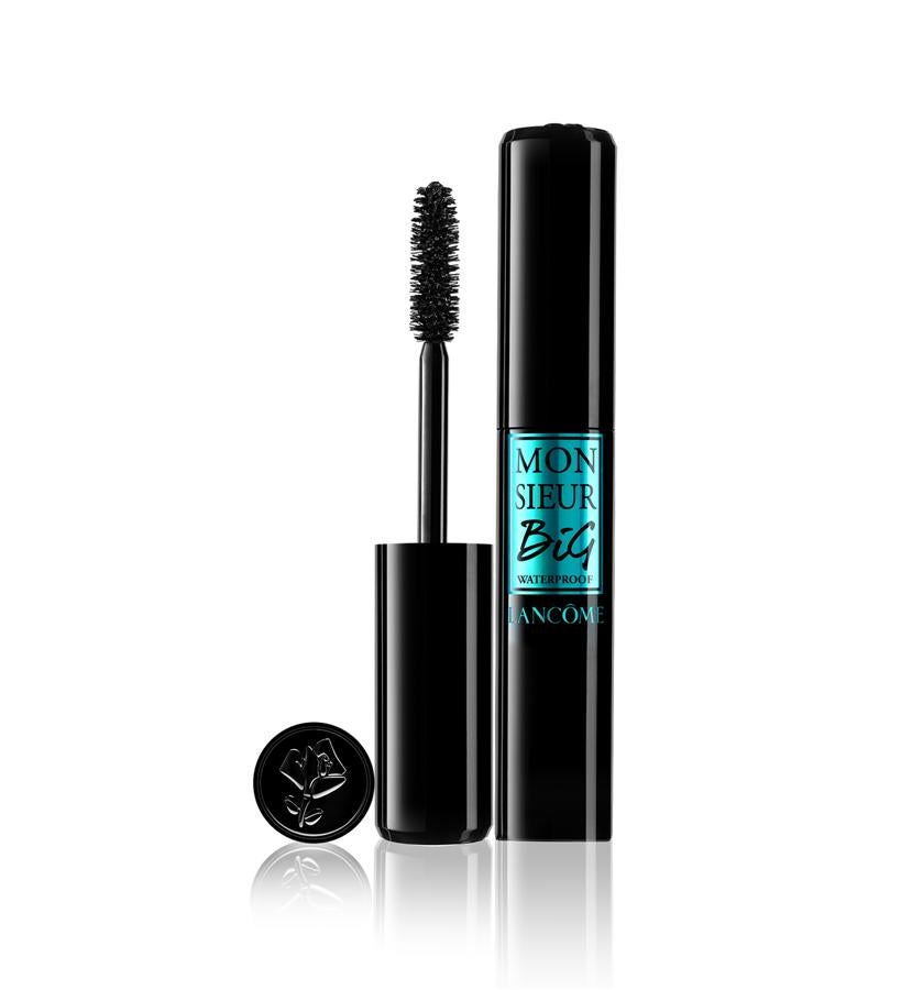 El 95% de las mujeres que lo han probado lo confirman: esta máscara que proporciona un volumen XXL resiste todos los desafíos del día a día, ya sea una sesión de deporte, un baño o una carrera para coger el metro.  Monsieur Big Waterproof, de Lancôme (32 €).