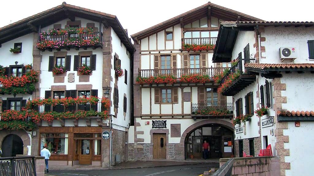 Aunque parezca un pueblo tranquilo, Elizondo es una de las localidades con más ambiente y celebraciones de toda Navarra. Allí se celebra el tradicional Baztandarren Biltzarra, una fiesta que reune a todos los pueblos vecinos del valle. Alguno de sus mayores atractivos son el palacio barroco de Arizkunenea o la iglesia de Santiago.