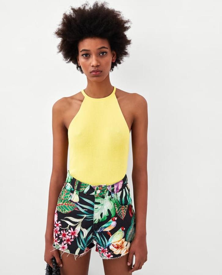 Top halter de punto en color amarillo chillón, 7,99 euros.