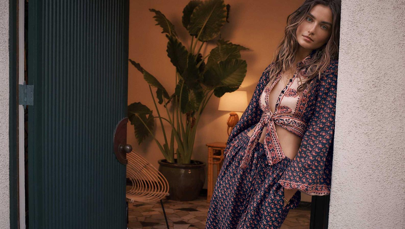 Los estampados de flores, tan característicos de la marca, se vuelven más boho chic para este verano, en conjuntos de blusa y pantalón como este.