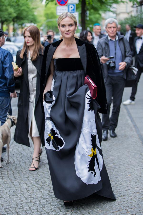 Los vestidos palabra de honor son su gran apuesta, como este de Valentino.