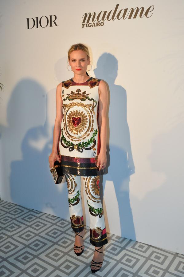 Diane Kruger lleva conjunto de top y pantalón, de Dior.
