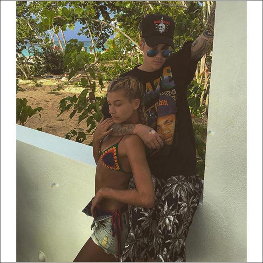 Con esta imagen Justin Bieber hacía oficial su noviazgo con la modelo en enero de 2017. La presión que recibieron fue tal, que ella se vio obligada a cerrar su cuenta de Instagram por unas semanas. El noviazgo terminó al poco tiempo. Pero la pareja ha vuelto y esta vez todo apunta a que será para siempre.