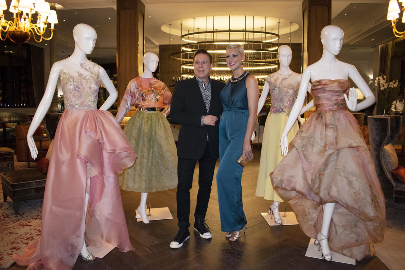 Al diseñador venezolano no le fallaron sus grandes amigas. Rocío Carrasco, a quien vistió de novia en su boda, estuvo sentada en primera fila del desfile junto a su marido, Fidel Albiac, y María Jesús Ruiz se unió en la reunión posterior, celebrada en el Gran hotel Inglés, en pleno centro de Madrid. Todo para disfrutar de su nueva colección.