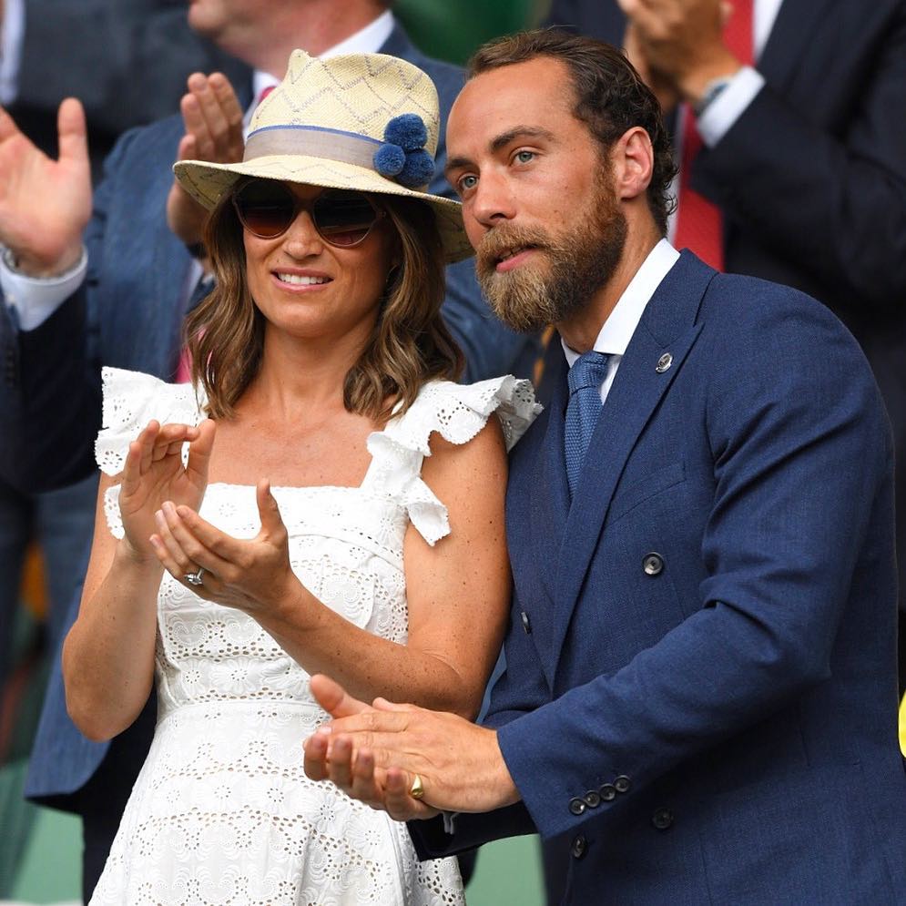 Dada tan insigne conexión, el código indumentario en Wimbledon es estricto: elegancia británica