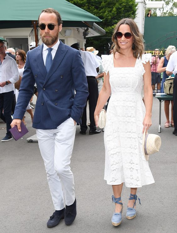 Pippa y James Middleton. En su primera aparición en el torneo, Pippa y su hermano, James Middleton eran la viva imagen del chic británico. Ella estaba radiante un “Bergman”, un vestido bordado con calados de la firma Anna Mason. Y el parecido de James con Jude Law es impresionante...