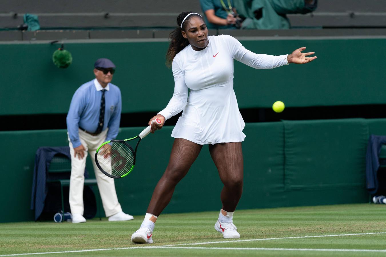 La estrella de tenis lleva sandalias de baño a la cancha, amarra sus cordones de una forma específica, usa el mismo par de medias durante un torneo y rebota la bola exactamente cinco veces antes de su primer saque y dos antes de su segundo saque.
