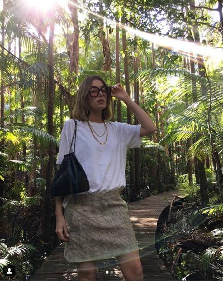 Carmen Grace Hamilton con minifalda y camiseta blanca.