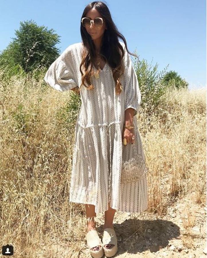 Laura Eguizabal lleva un vestido túnica que te resolverá muchos estilismos de vacaciones.