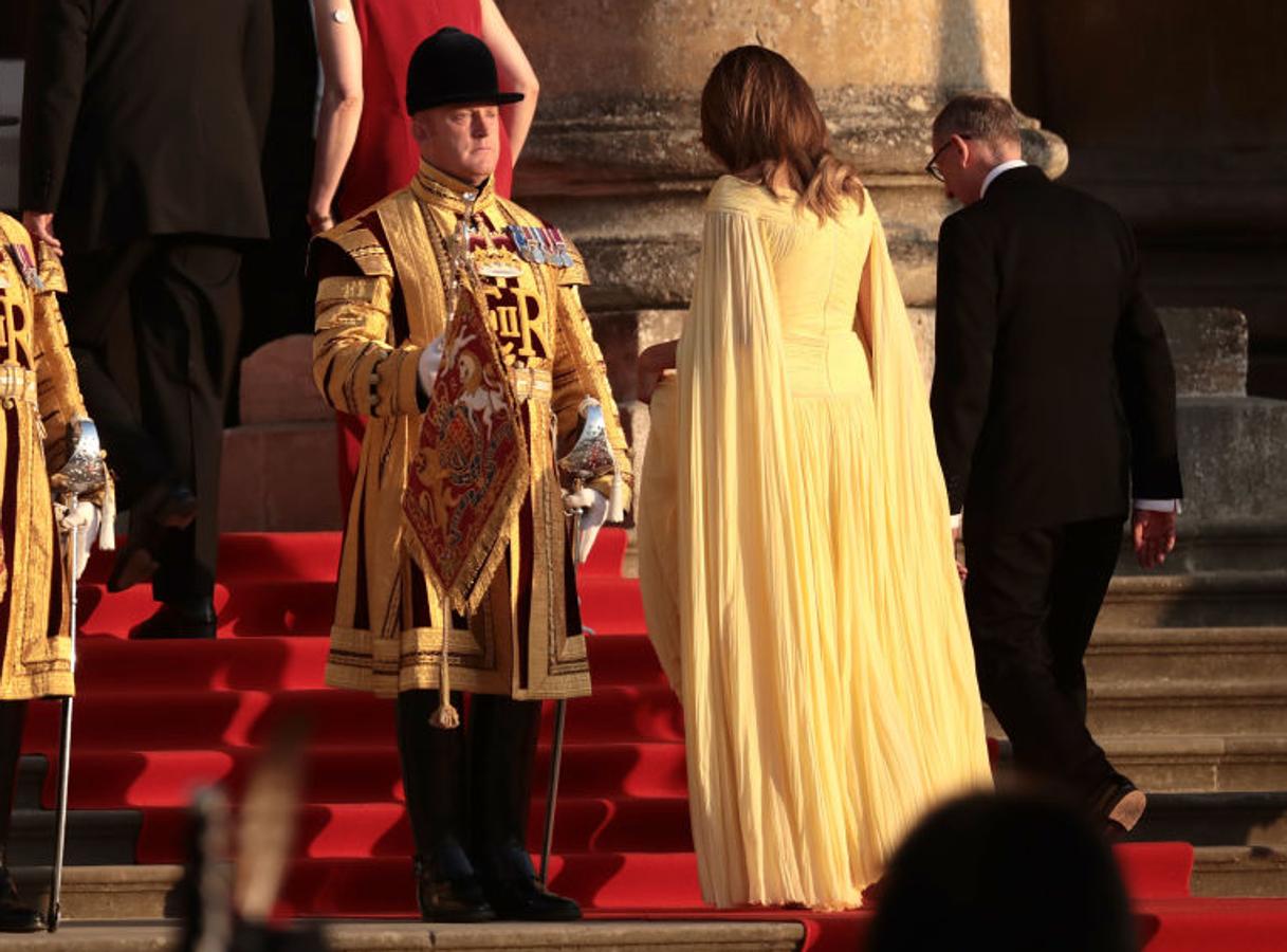 Nosotras no podemos evitar pensar en un cuadro de otra época al ver esta imagen de Melania Trump con su vestido de inspiración medieval...