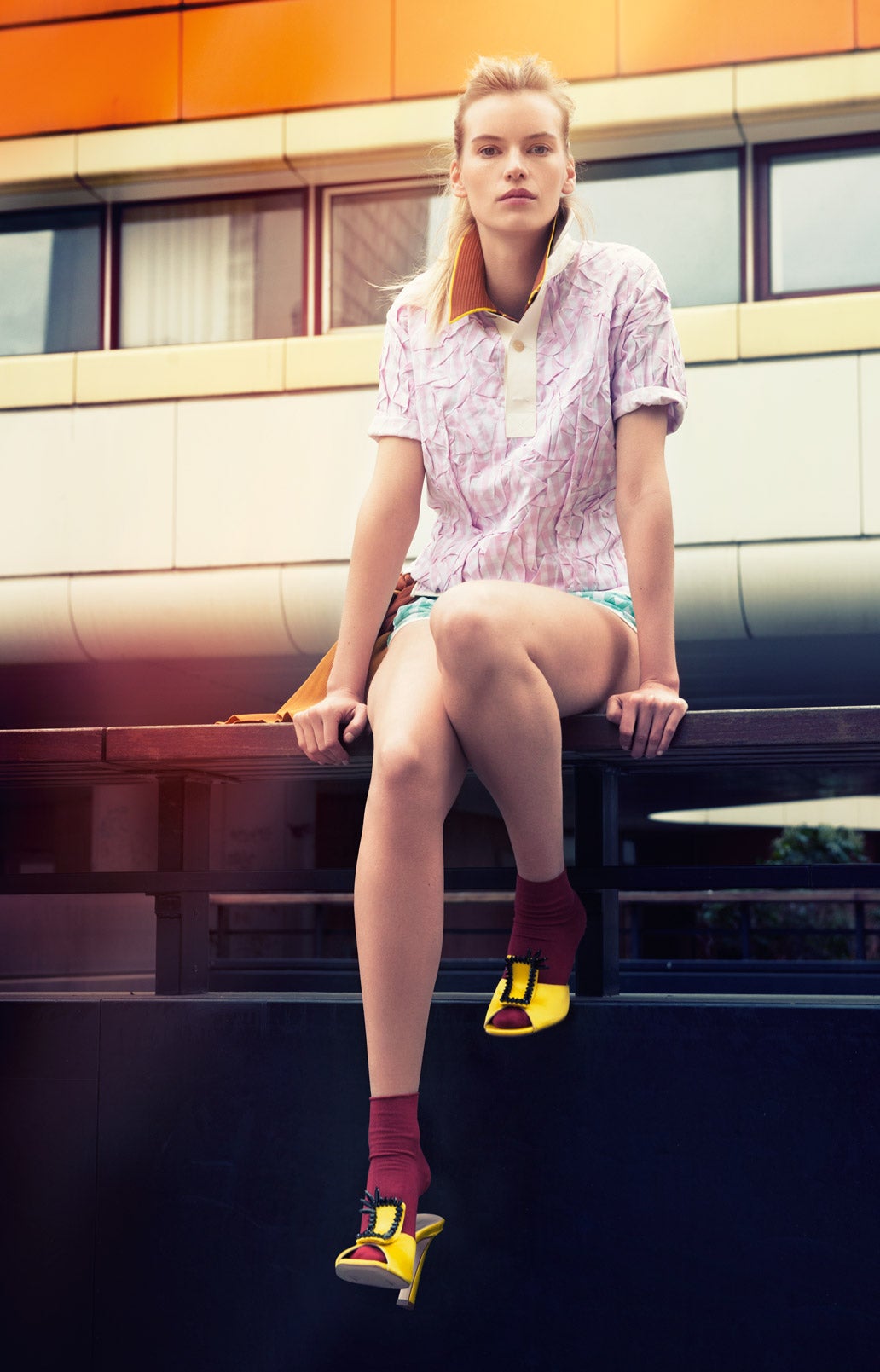 Camiseta, polo de algodón, y shorts de seda de Loewe. Calcetines de Fogal en El Corte Inglés. Mules de Stuart Weitzman.