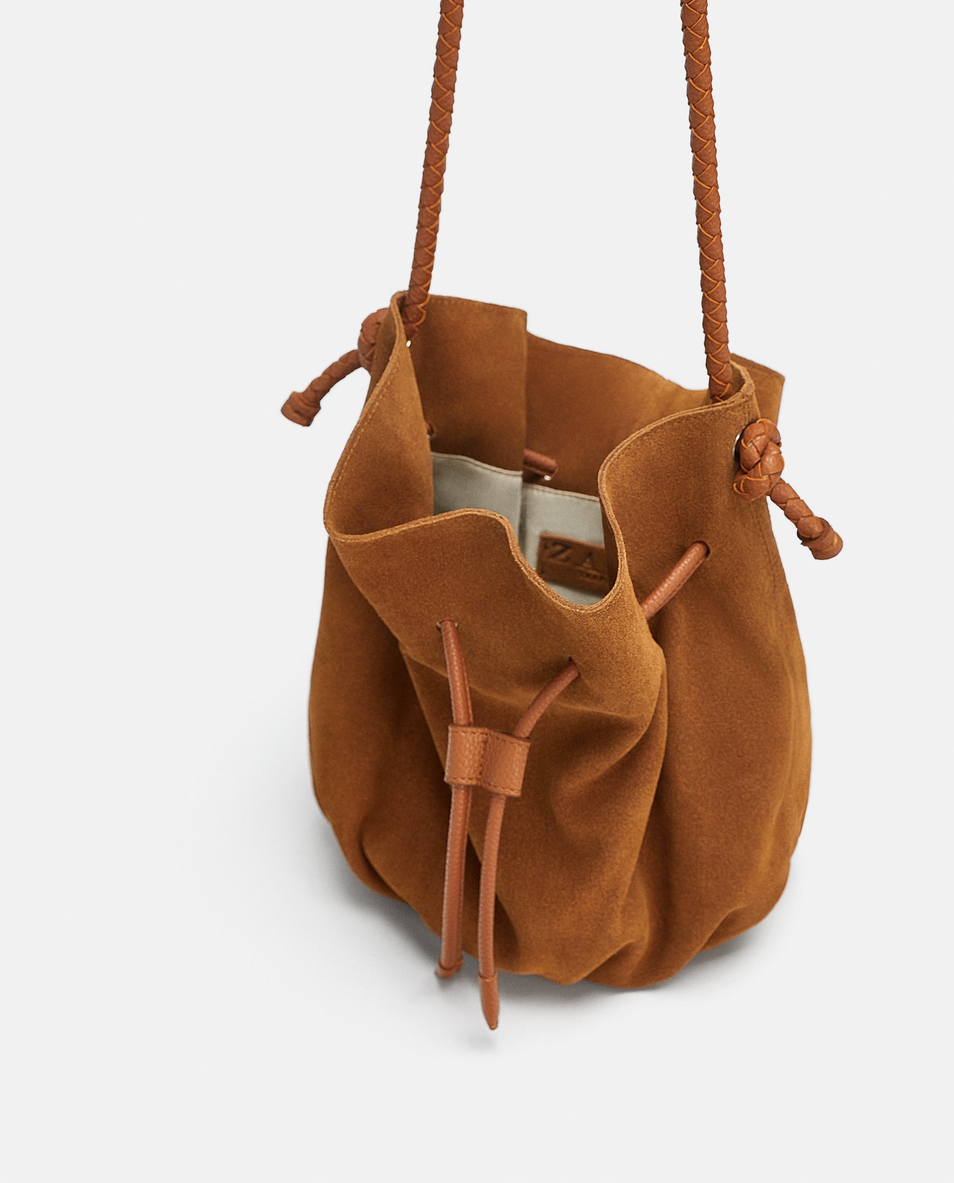 Saca de piel de Zara: 35,95 euros.