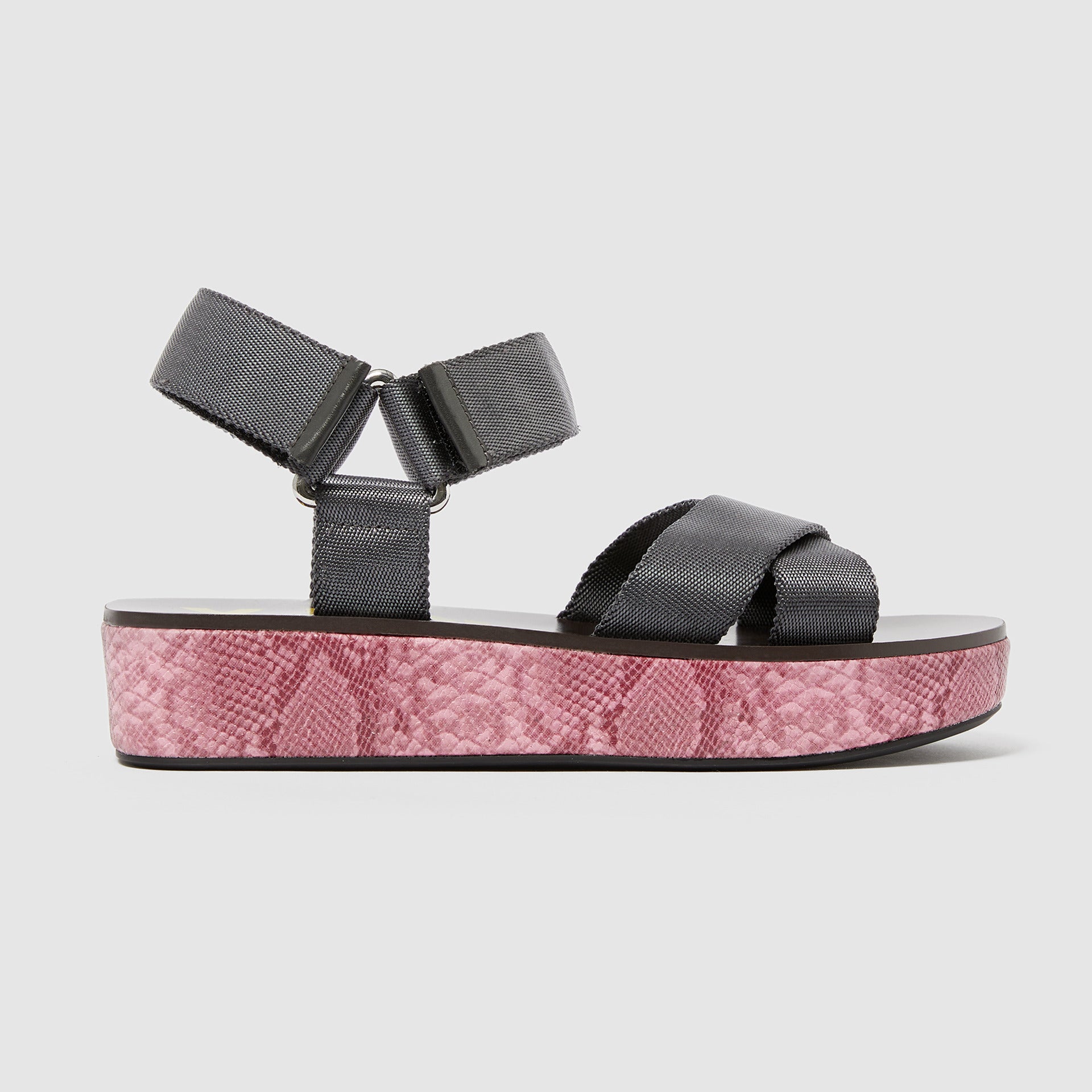 Cuña baja con piel efecto serpiente de Bimba y Lola: 34 euros.