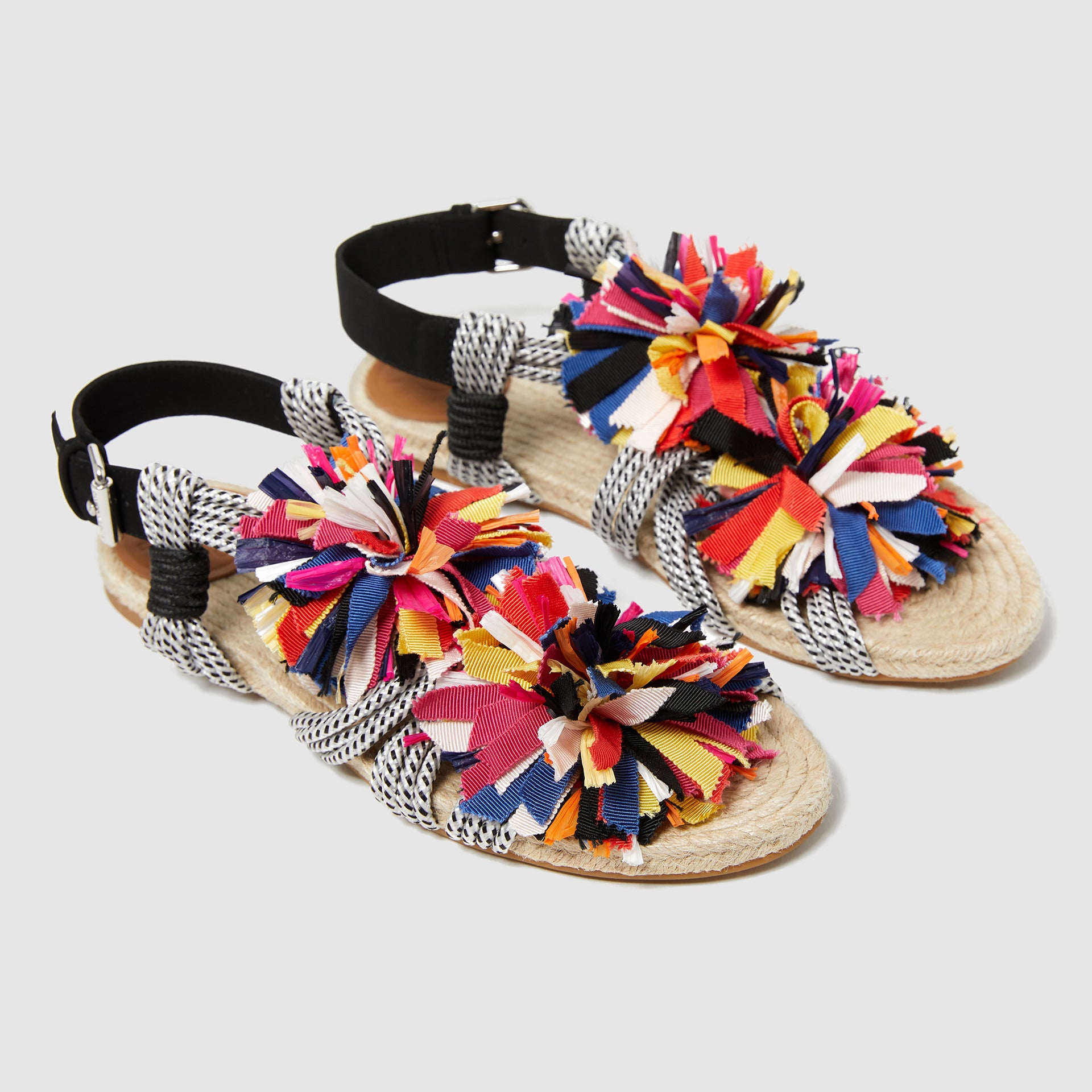 Sandalias planas con pompones multicolor de Bimba y Lola: 40 euros.