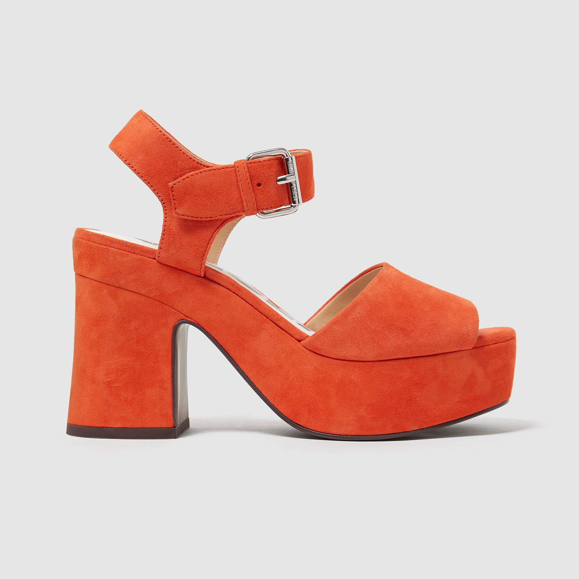 Sandalia con tacón en color tomate de Bimba y Lola: 62 euros.