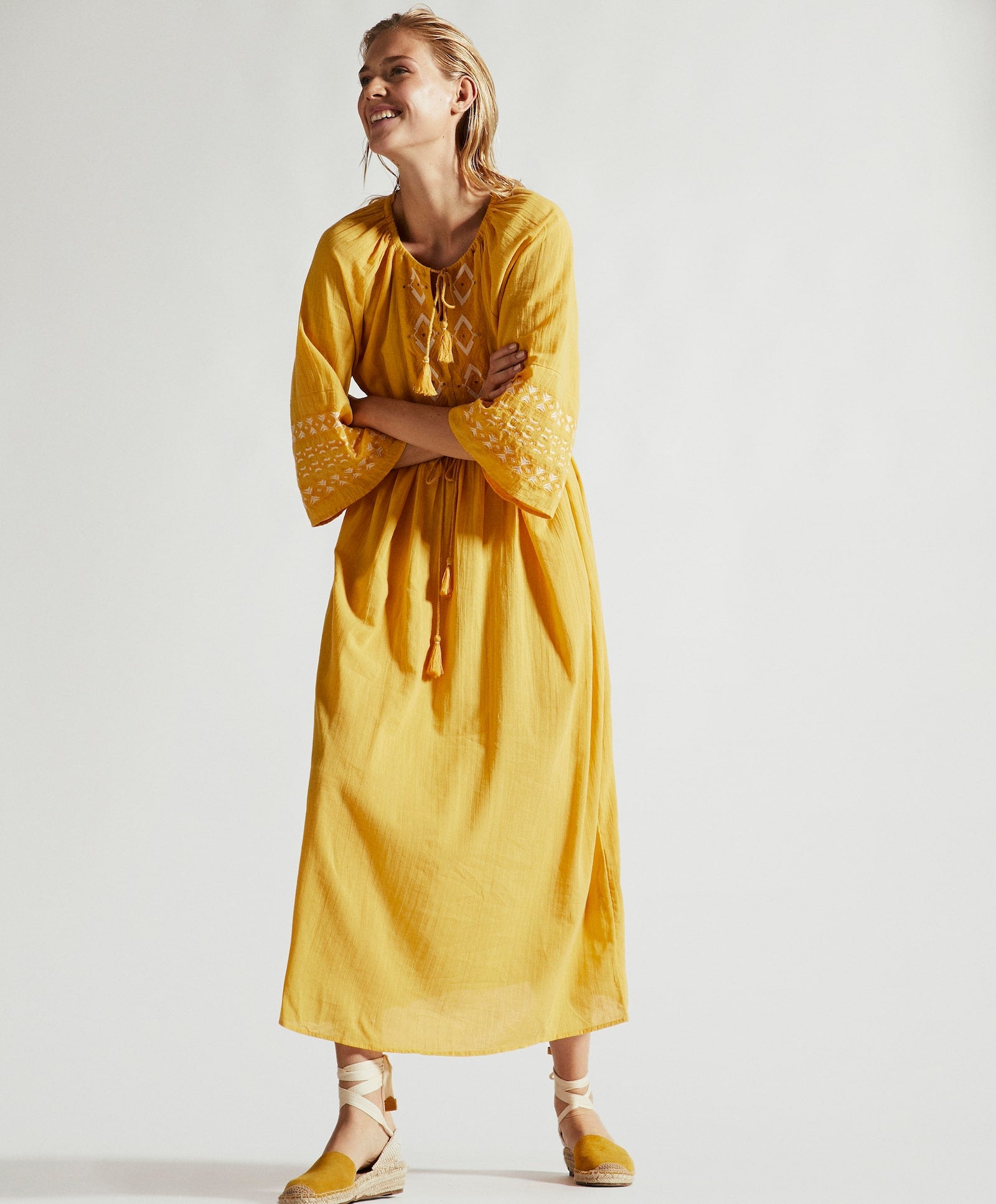Túnica larga en color amarillo con bordados de Oysho: 59,99 euros.