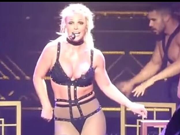 La actriz en el momento en que sufre el accidente con su vestuario