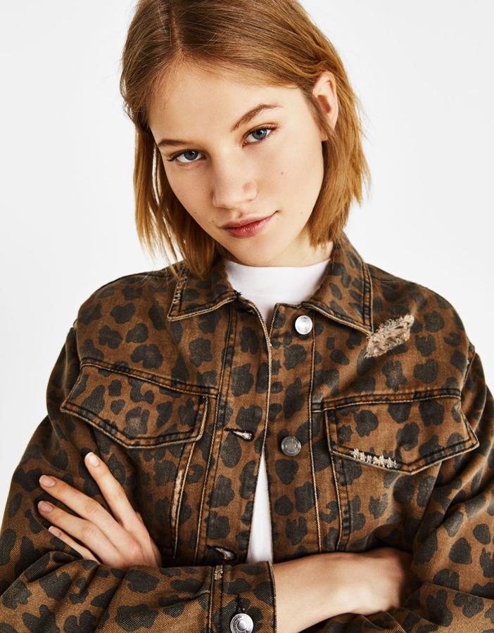 Cazadora de leopardo en color camel, 14,99 euros.