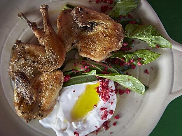 Nuestras codornices al horno, consalsa de yogur y pak choi