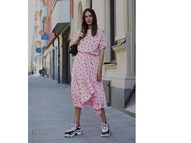 Vestido con zapatillas de Gestuz.