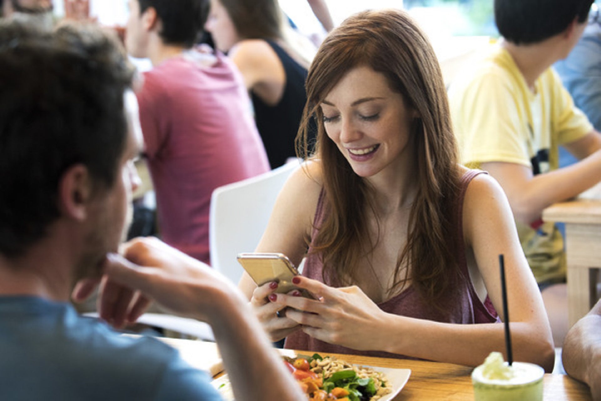 Duolingo : El idioma no tiene por qué ser una barrera en tu viaje. Con Duolingo puedes aprender un idioma de forma gratuita y llevarlo siempre contigo para preguntar tus dudas en sus foros. ¡Ya no tienes excusas!