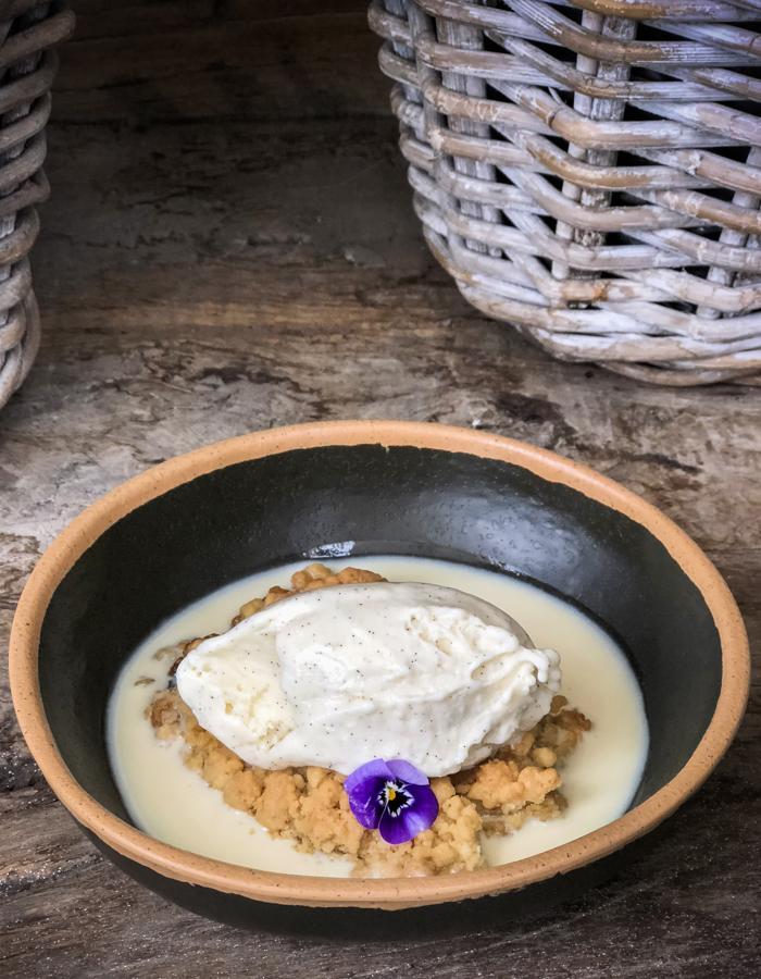 Con crujiente de galleta y helado de vainilla.