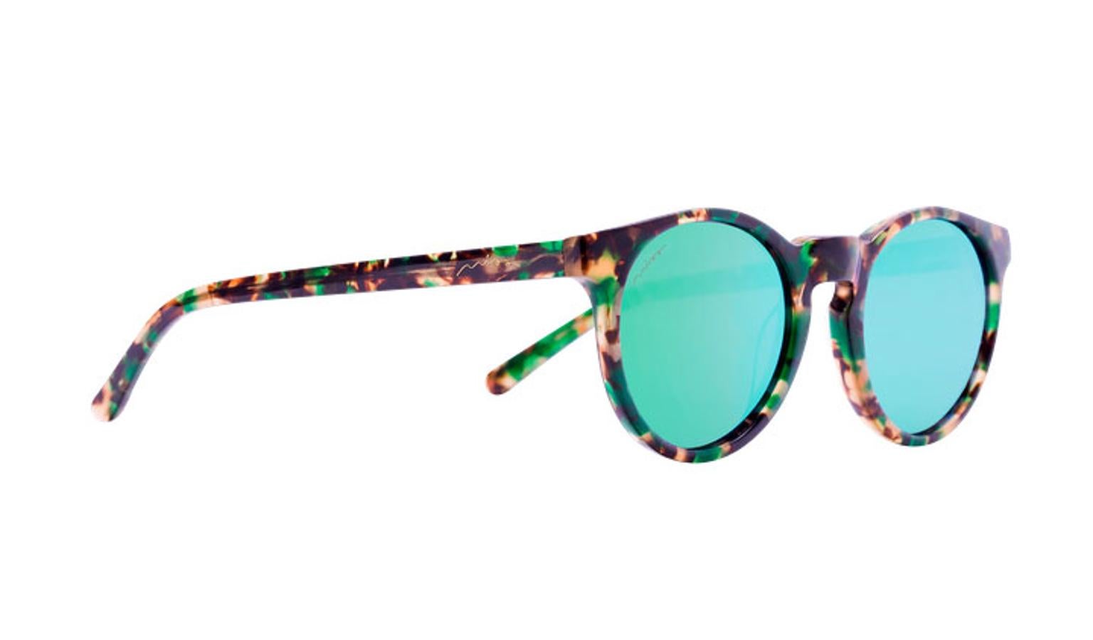 Este modelo de Miss Hamptons es el Alec y su montura de carey verde, además de sus lentes polarizadas efecto espejo en el mismo color le dan el toque 'vintage' ideal a cualquier outfit. ¿Su precio? 21 euros.