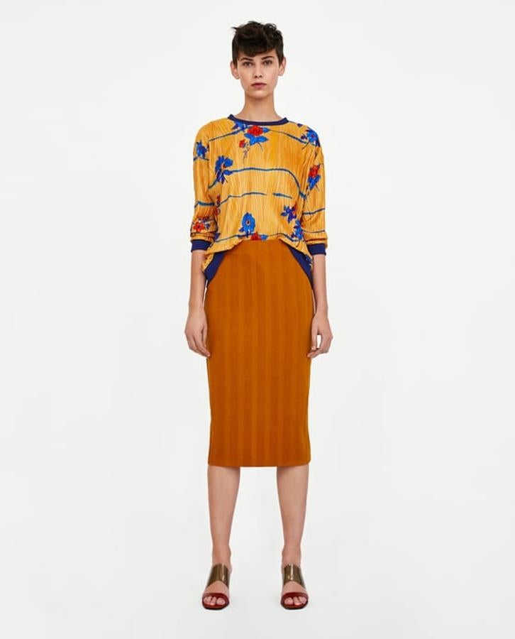 Falda de tubo en color ocre y de canalé, 7,99 euros.