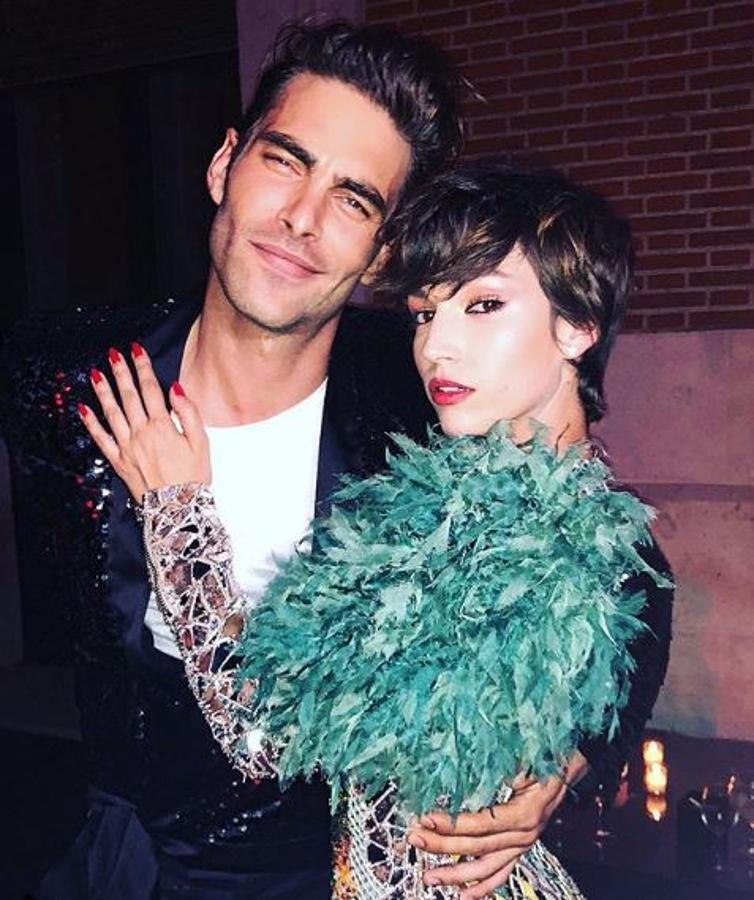 El modelo y la actriz no solo son amigos, también lanzaron juntos una colección de gafas. Son amigos y exitosos.