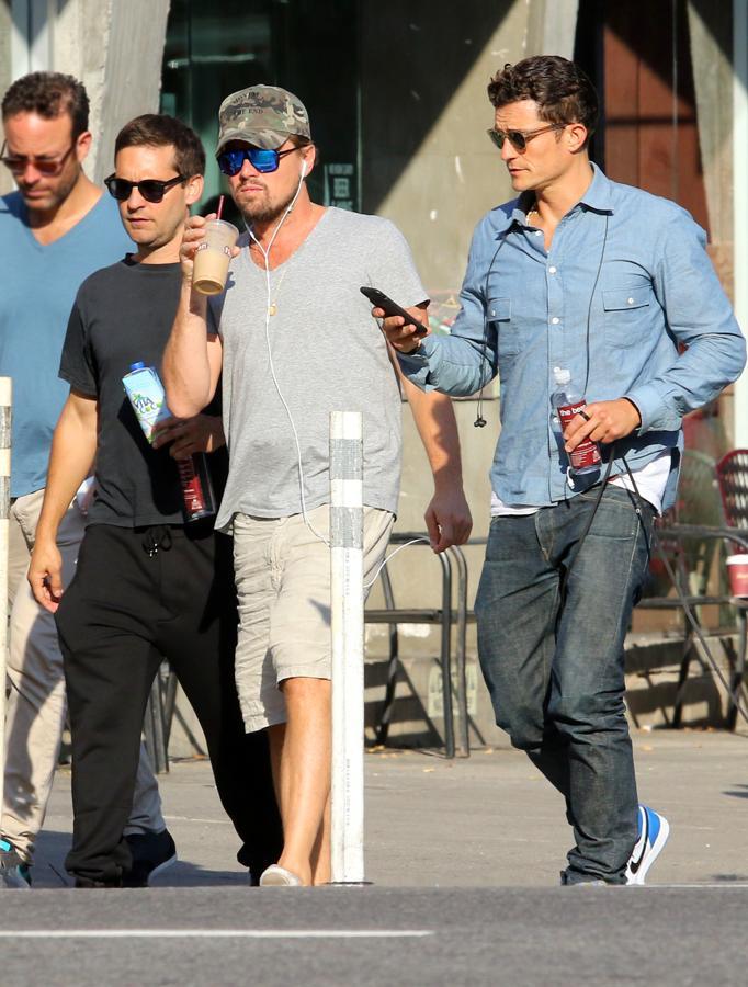 DiCaprio y Maguire se conocen desde niños. Han sabido mantener la amistad con el paso de los años. Se les ve juntos de vacaciones, o caminando en Nueva York. A su grupo llegó un poco más tarde Orlando Bloom. Los tres no solo comparten fama y éxito, sino también una sana amistad.