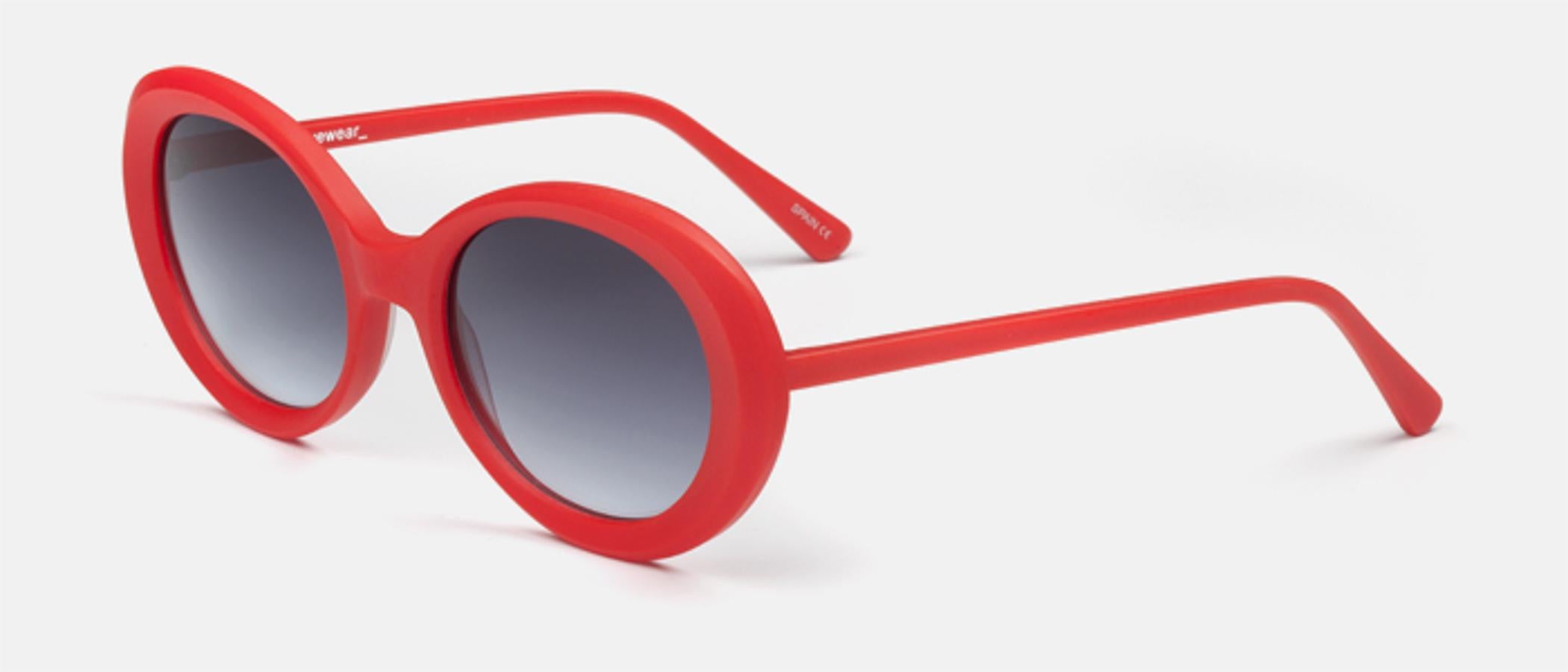 Estas Gafas de sol de Mó de Multiópticas tienen esa forma ovalada y ese color rojo mate que nos traslada a épocas pasadas. ¿Su precio? 49 euros.