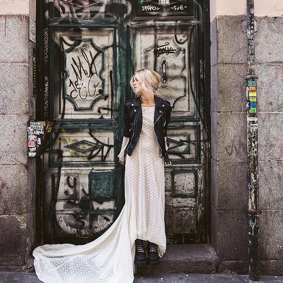 O con este maravilloso vestido calado de Otaduy combinado con biker de cuero y botas moteras.