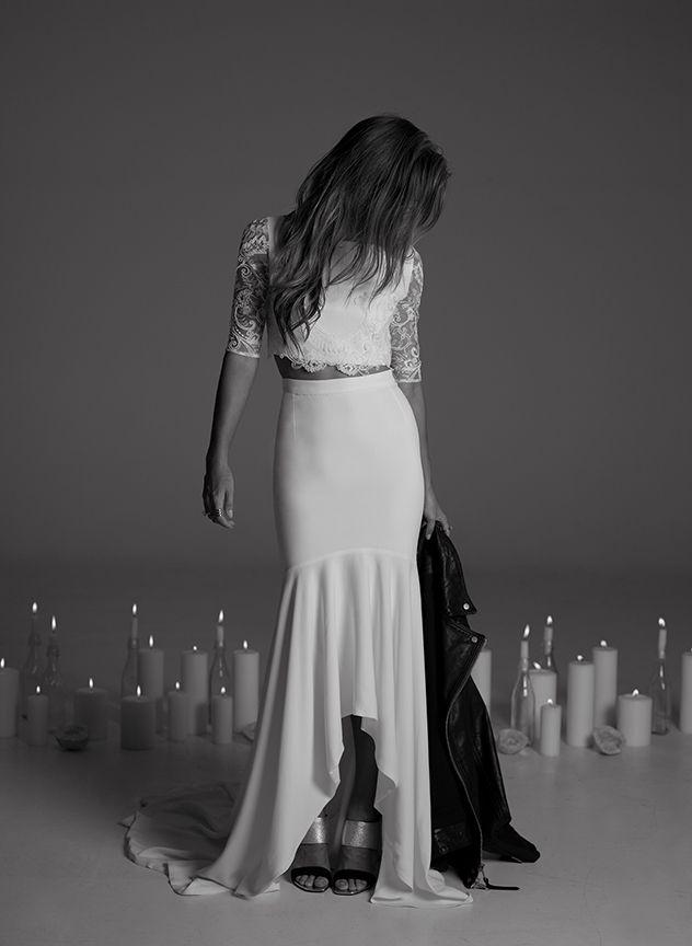 Pilar Rubio tiene un cuerpo de escándalo, así que una falda de silueta sirena combinada con un crop top como este conjunto de Rime Adoraky sería perfecto. Y con una 'biker' de cuero.