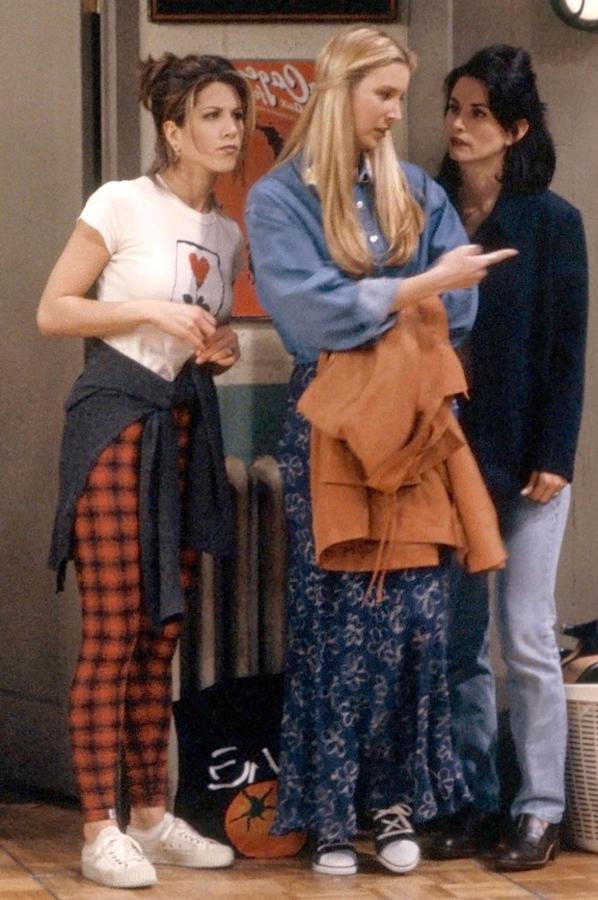 Muchas famosas tienen este estampado entre sus favoritos. Rachel se adelantó con estos pantalones pitillo en color rojo que nos encantan.